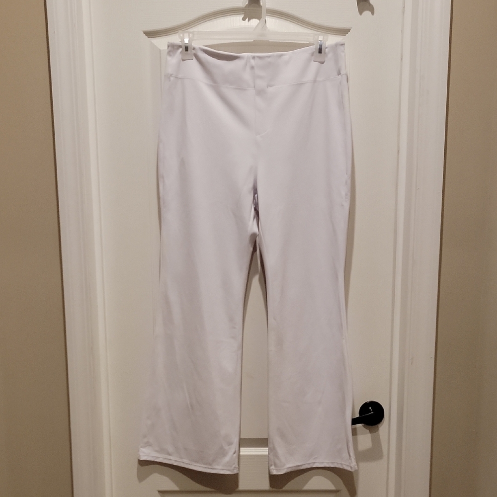 XL Halara Women's White Pants. Bell bottoms with two functional pockets.